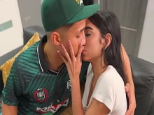 Chico latino con polla grande se folla a una pequeña chica muy caliente que conoce en un lugar al aire libre