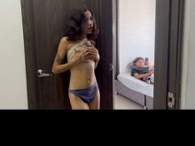 Mi pequeñita hermanastra entra a mi habitacion sin avisar, y terminamos follando muy duro.