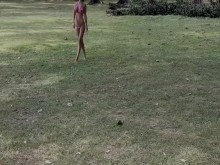 Monika Fox posa en bikini rosa con estrellas en la playa