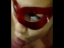 Hotwife chupandomela con antifaz