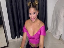 Rubia en jeans ajustados me ayuda a correrme chupando mi polla mientras fuma cigarrillo