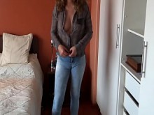 Hermosa madrastra en jeans comienza a excitarse mirando mi polla dura