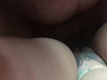 Pareja amateur con un camarógrafo