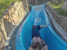 mi hermanastra se queda atorada en la piscina y aprovecho el momento para follarla. Parte1