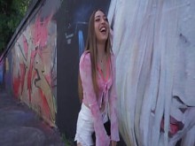 Public Agent - Trabajadora sexual colombiana en Europa con cuerpo apretado, piercings en los pezones y tatuajes acepta tener sexo al aire libre