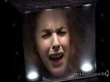 Sub con la cabeza en la caja del espejo dedos