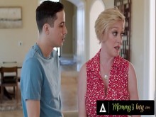 MOMMY'S BOY - La pervertida MILF tetona Dee Williams deja que su hijastro la folle duro para aumentar su confianza