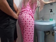 Le Froto mi Polla Por el Gran Culo de Mi Hijastra Cuando se esta Cepillando en el Baño