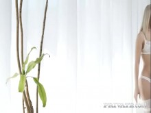 Kira Thorn somete su precioso culo a un anal interracial