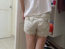 Hijastro me folla en la playa, se corre dentro de mí y mi semen se derrama.