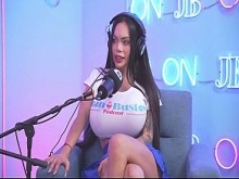 NikolleLove, una argentina de ENORMES TETAS MONSTRUOSAS, se baña en ACEITE y le destroza el coño hasta llegar al orgasmo.