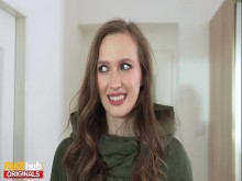 FAKEhub - Nena fue pescada con gato en una cita de Tinder, pero tiene una polla enorme para llenarla de leche - mira el interior del coño