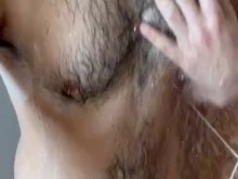 Bañándome y me descubren tocandome