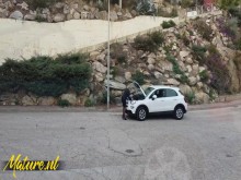 La elegante abuela Lucia Kury tiene algunos problemas con su coche, pero recibe ayuda de un joven español