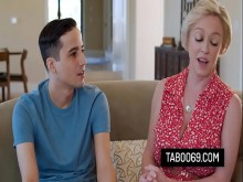 La madrastra tetona Dee Williams tiene sexo con su hijastro para instalarse rápidamente en la nueva familia