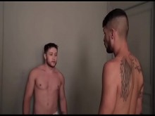 Conocí a un extranjero en el gimnasio y lo llevé a casa recién follado sin condón.