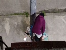 Llamé al mendigo y lo follé sin condón.