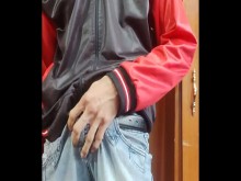 Casi me pillan masturbándome la polla en la sala de estar.