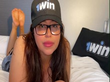 ¡LA CHICA DE SERVICIO ES UNA PERRA CALIENTE Y QUIERE SER FOLLADA!