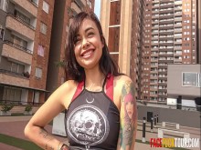 Te pillé engañando a tu novio. No lo diré si me enfrento a follarte.