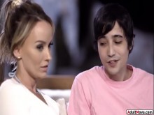 Hijastro mantiene a su madrastra teniendo sexo