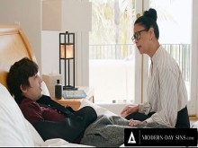 PECADOS MODERNOS - Profesora sexy y comprensiva hace correrse a un adolescente herido que no puede masturbarse