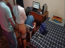 esposa cornuda habla con su amiga mientras yo la follo por atras mi mujer se esta arreglando el cabello mientras yo me aprovecho de su rica amiga, le meto mi gran polla y la follo bien duro sin hacer ruido