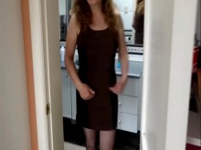 Madrastra llega a casa muy cachonda del trabajo, se desnuda y se masturba.