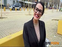 Profesora cachonda quiere convertirse en estrella porno. Adela Myers se folla a un chico tatuado en PepePorn