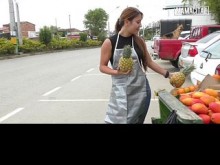 Vendedora de frutas latina se acerca al aire libre, ella acepta irse con él... Lo que sucede después es salvaje