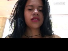 Las tetas naturales de una latina con curvas aceitadas y masajeadas... No puede dejar de agarrarle el coño