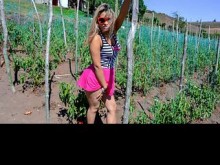 Latina de gran culo obtiene su coño aceitado abierto... Luego rellenado por una polla