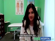 La polla mágica de los médicos falsos del hospital produce un orgasmo vocal