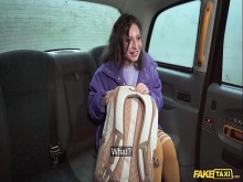 Fake Taxi MILF ofrece su coño Afeitado para pagar su viaje