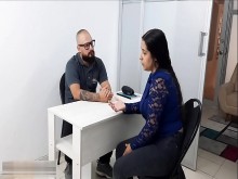 Llegando un buen trato con el director del colegio de mi hijastra, hice que me follara a cambio que no la echara del colegio - Porno en Español