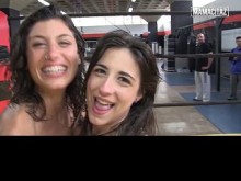 La lucha lésbica en aceite se convierte en comer coños delante de una multitud