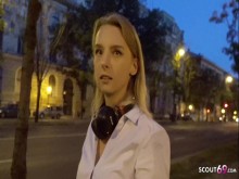 SCOUT ALEMÁN - LINDA ADOLESCENTE RECOGIDA DE CARAMELOS Y SEDUCIDA PARA FOLLAR EN UN TRABAJO DE MODELO FALSO