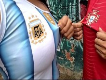 Argentina hace trampa!! Pero al final España les gana con verdadero poder y astucia. Argentina es tratada como un perro por primera vez en el Mundial