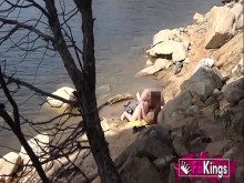 ¡¡La pelirroja Jade Nymph, pillada follando junto al lago!!