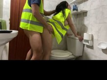 Me cojo a mi compañera de trabajo en el baño, la puta habla sucio - Facial Argentina