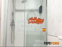 Comparten la ducha y acaban follando. Elektra Red quiere una bola extra en PepePorn