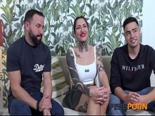 Lara Croft es una zorra de tres agujeros. Doble penetración en PepePorn