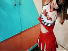 Linda ama de casa tetona hace ejercicios con un disfraz de animadora erótica 2. Fotografía personal amateur hecha en casa kawasaki