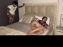 Mi hermanastro caliente entra a mi habitación y le quito el condón para tener aún más placer.